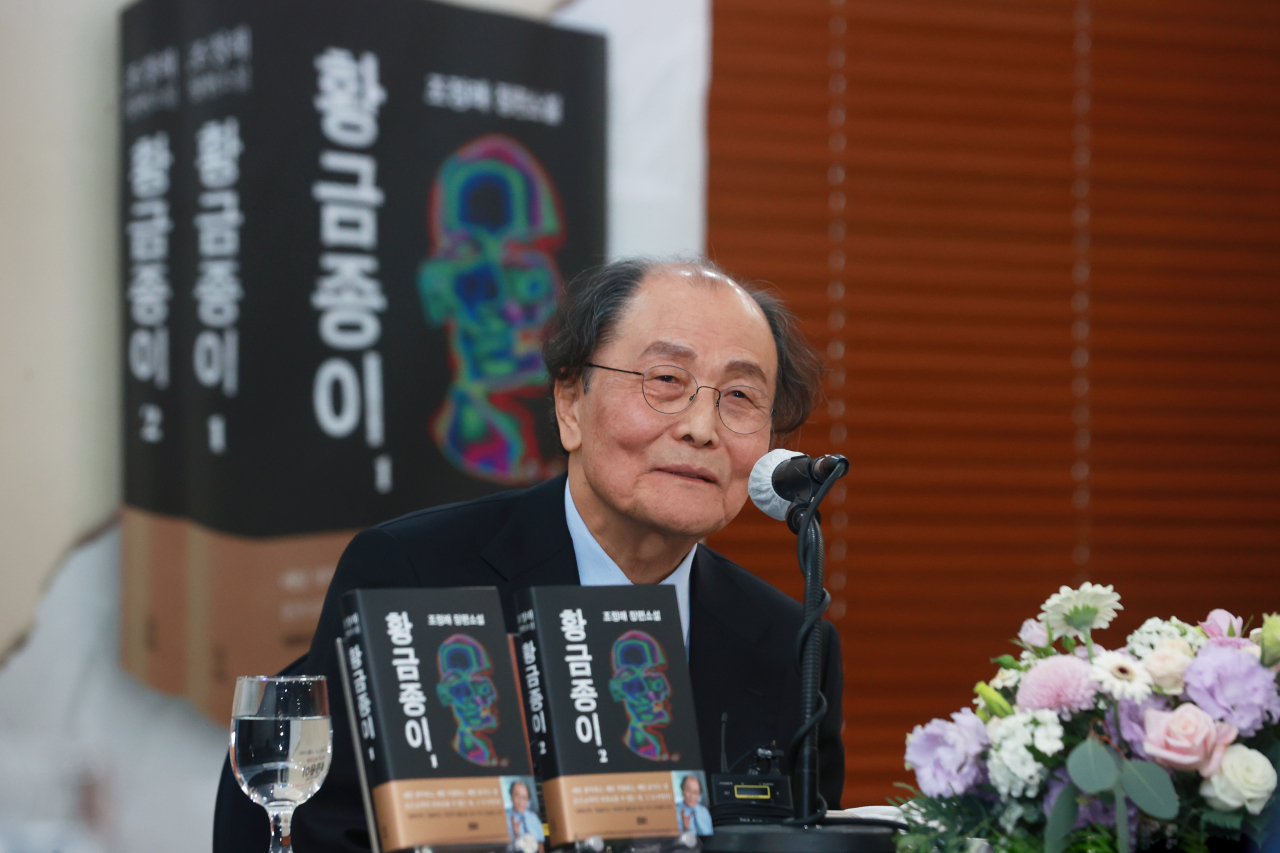 South Korean novelist Jo Jung-rae speaks during a press conference in Jung-gu, central Seoul, Monday. (Yonhap)