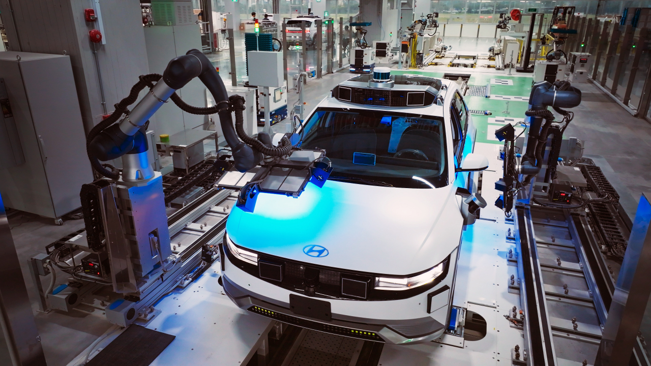 Robot arms examine the Ioniq 5's assembly at Hyundai Motor Group Innovation Center Singapore (Hyundai Motor Group)