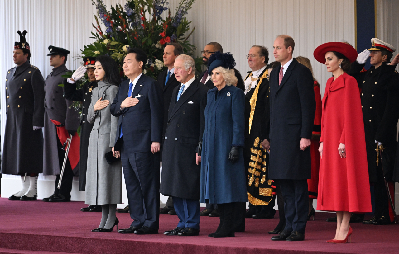 South Korean President Yoon Suk Yeol (2nd from left) and his wife Kim Keon Hee (left), alongside King Charles III (3rd from left) and Queen Camilla (4th from left), attend a welcome ceremony for the South Korean leader at Horse Guards Parade in London on Tuesday, during his state visit to Britain to celebrate 140 years of diplomatic relations. (Yonhap)