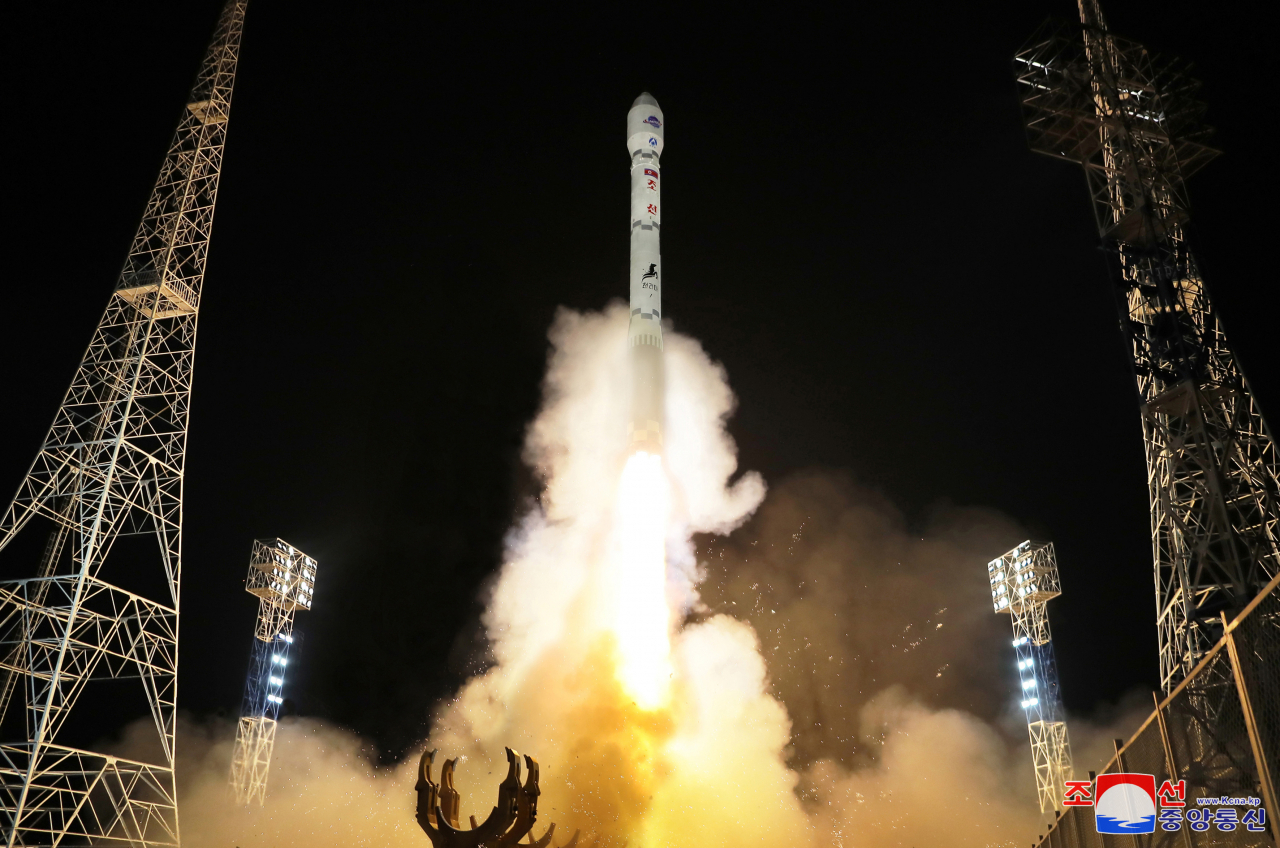 A new type of Chollima-1 rocket carrying a reconnaissance satellite called the Malligyong-1 lifts off from the launching pad at the Sohae satellite launch site in Tongchang-ri in northwestern North Korea at 10:42 p.m. on Tuesday in this photo released the next day by the North's official Korean Central News Agency. (Yonhap)