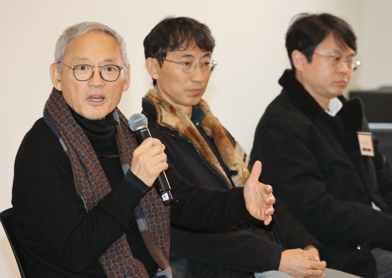 Minister of Culture, Sports and Tourism Yu In-chon (left) speaks during a meeting with representatives of the art community at the Seoul branch of the National Museum of Modern and Contemporary Art, Korea, in Jung-gu, central Seoul on Tuesday. (Yonhap)