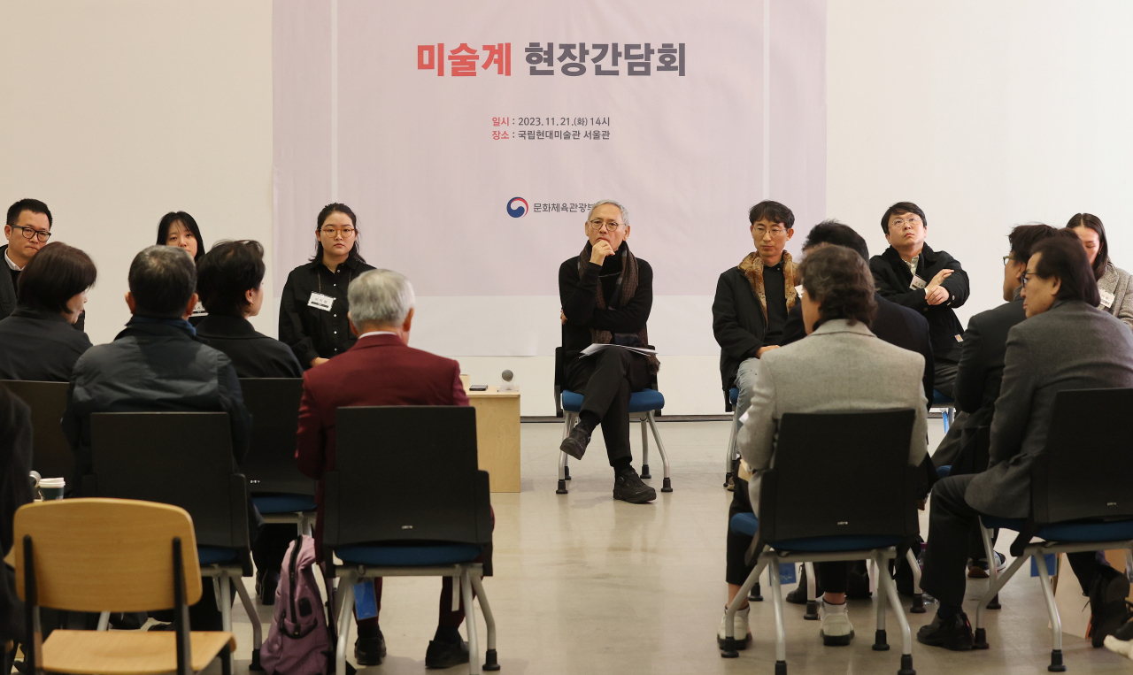 Culture Minister Yu In-chon (center) and representatives from the arts industry participate in a meeting on Tuesday at the Seoul branch of the National Museum of Modern and Contemporary Art, Korea. (Yonhap)