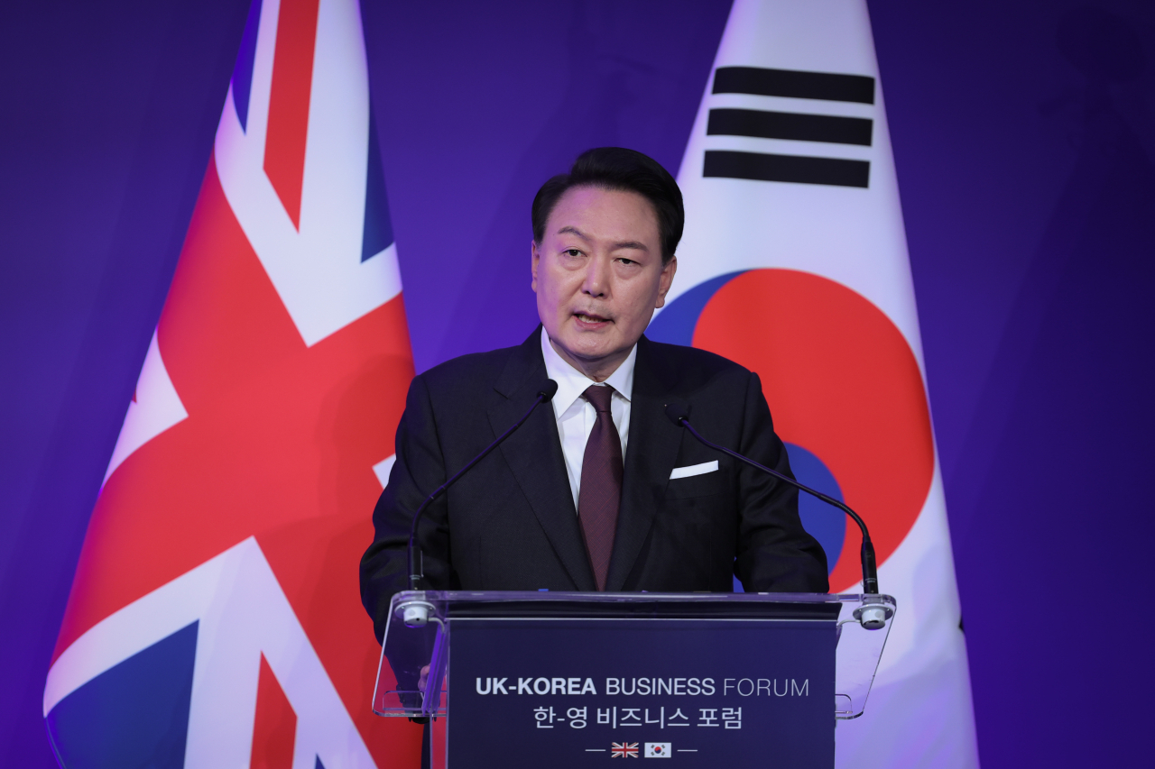 South Korean President Yoon Suk Yeol delivers a congratulatory speech at the Korea-UK Business Forum held at Mansion House, London on Wednesday. (Yonhap)