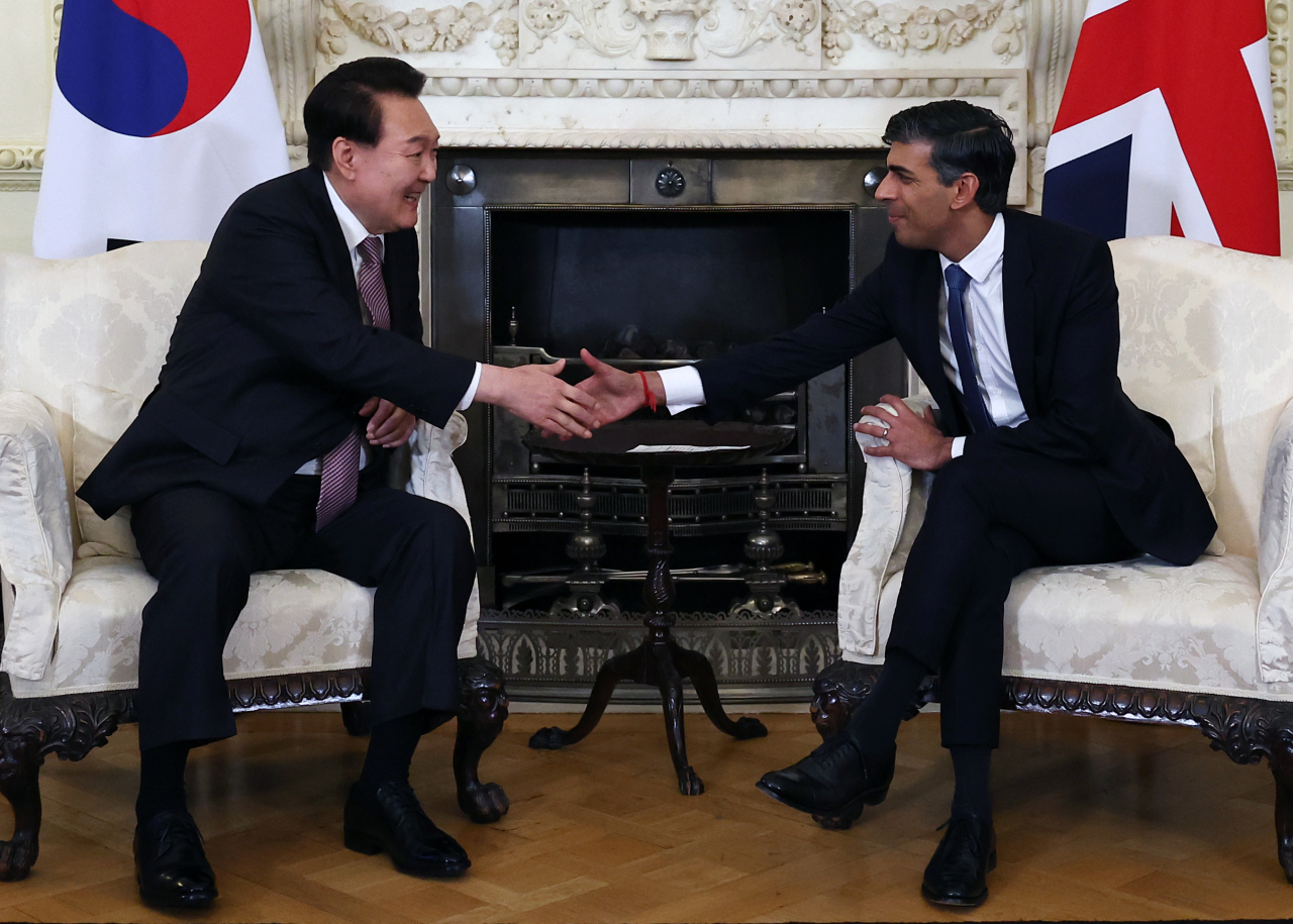 President Yoon Suk Yeol (left) and UK Prime Minister Rishi Sunak shake hands during the summit at 10 Downing Street, a UK Prime Minister's office, on Wednesday. (Yonhap)