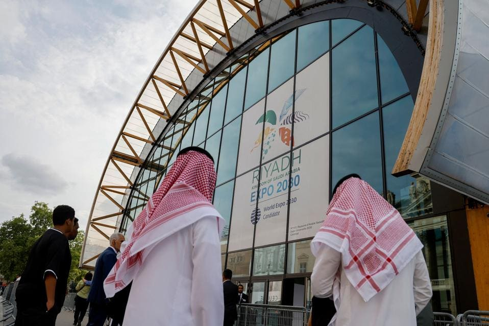 Attendees from Saudi Arabia arrive at the Grand Palais Ephemere for the Riyadh 2030 reception event to promote Riyadh's candidacy for 2030 World Expo, in Paris on June 19. (Newsis)