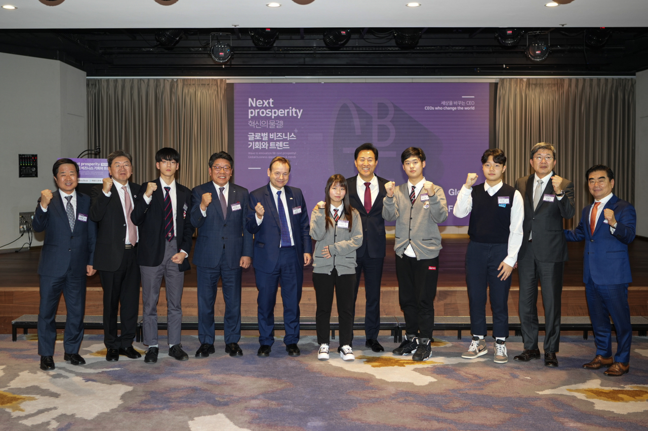 German Ambassador to Korea Georg Schmidt exchange greetings with Seoul Mayor Oh Se-hoon and guests at the Global Biz Forum hosted by The Korea Herald at Mondrian Hotel in Yongsan, Seoul, Wednesday. (Heo Tae Seung)
