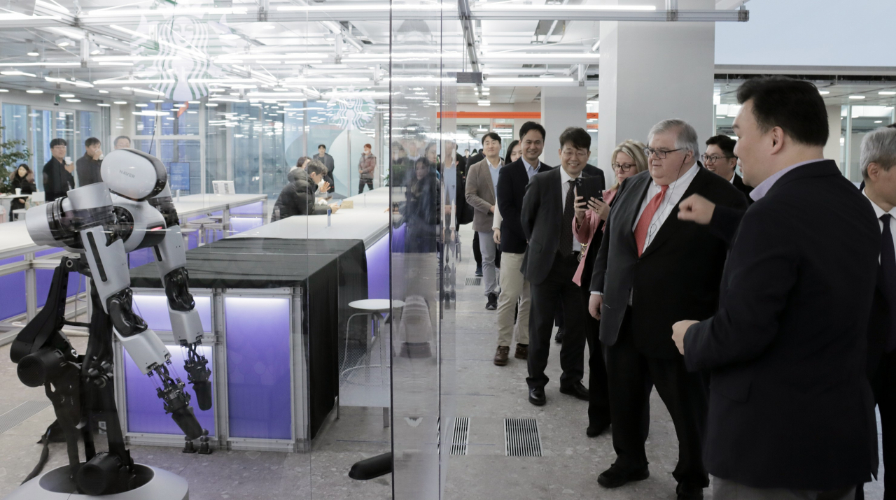 Top officials including Bank for International Settlements General Manager Agustin Carstens (center) and Bank of Korea Senior Deputy Gov. Ryoo Sang-dai take a tour of Naver 1784, Naver's second headquarters, located in Seongnam, Gyeonggi Province on Friday. (Naver)