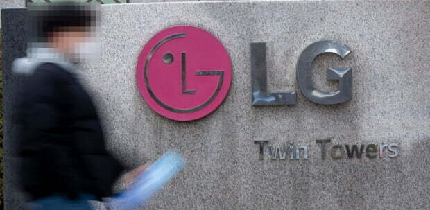 The LG logo is seen at its Twin Towers in Yeouido, Seoul. (Yonhap)