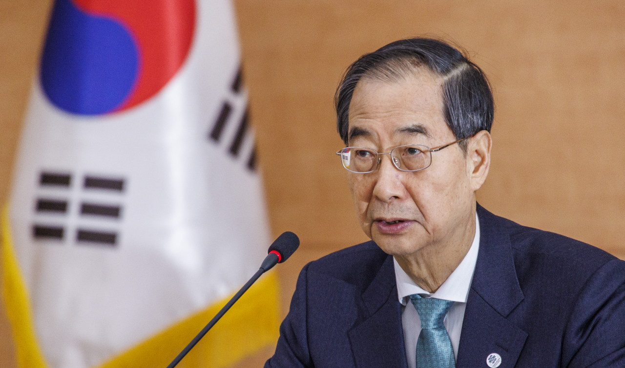 Prime Minister Han Duck-soo convenes a special committee meeting in Seoul on efforts to reduce fine dust, on Friday. (Yonhap)
