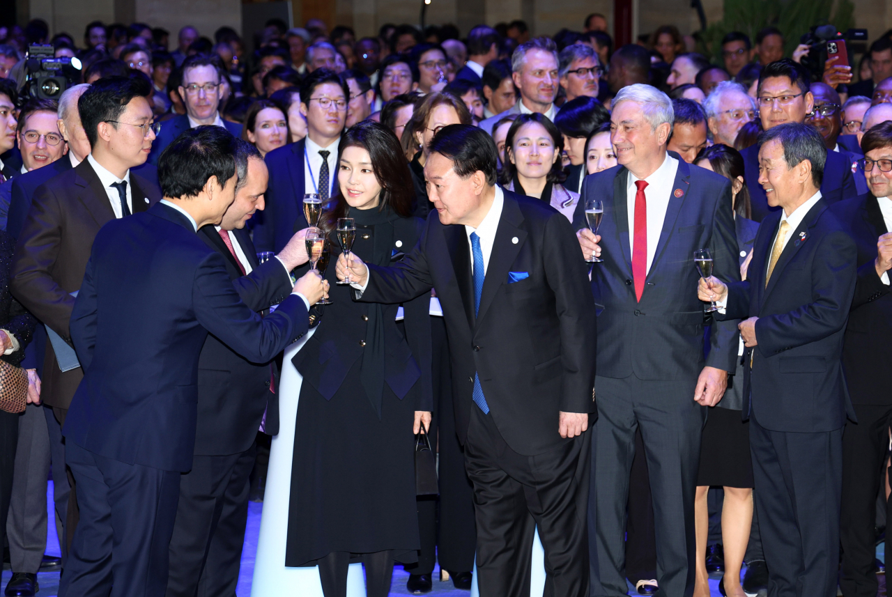 South Korean President Yoon Suk Yeol (third from right) and first lady Kim Keon Hee (fourth from right) toast during South Korea's National Day reception at the Brongniart Palace in Paris, Nov. 24, 2023. (Yonhap)
