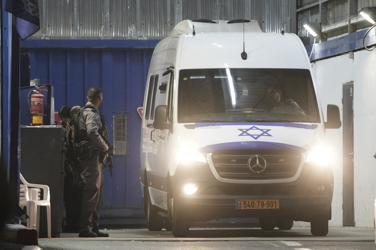 An Israeli prison transport vehicle carries Palestinian prisoners released by the Israeli authorities from Ofer military prison near Jerusalem on Friday, Nov. 24, 2023. (AP-Yonhap)