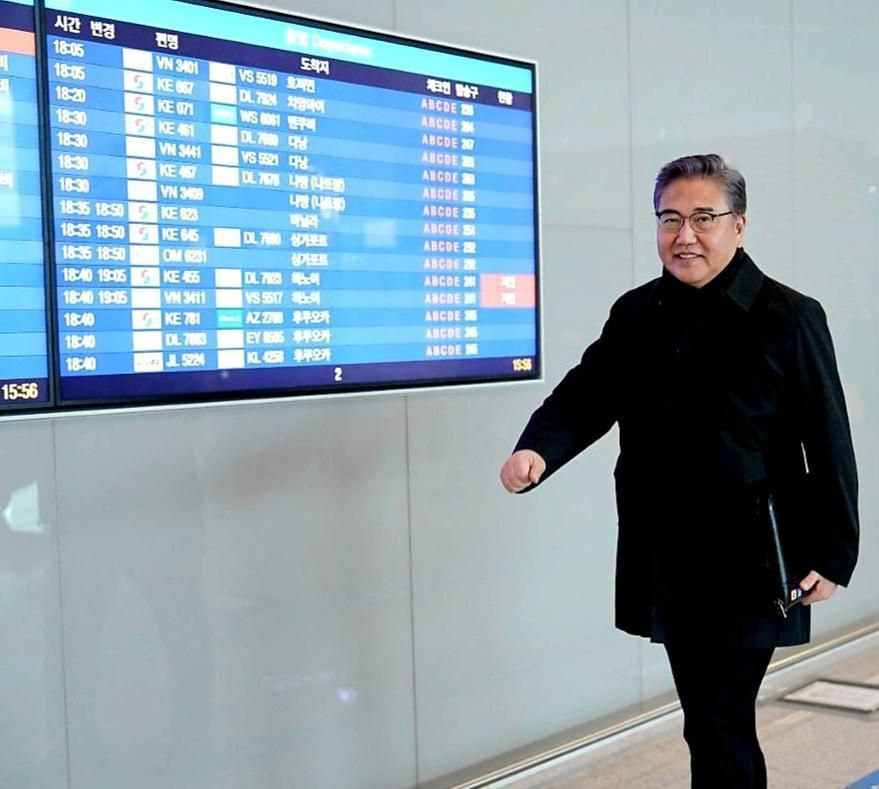 Foreign Minister Park Jin departs from Incheon International Airport in Incheon, southwest of Seoul, on Nov. 14, to attend a ministerial meeting of the Asia Pacific Economic Cooperation forum in San Francisco. (Yonhap)