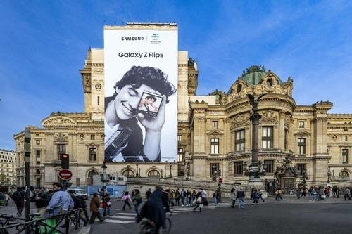 This photo provided by Samsung Electronics Co. on Sunday, shows a giant advertisement promoting its latest foldable smartphone model, the Galaxy Z Flip 5, and Busan's expo bid on the facade of the Opera Garnier in Paris. (Yonhap)
