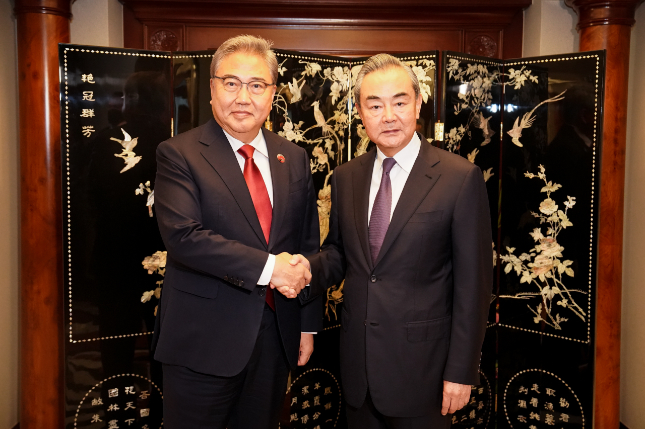 Foreign Minister Park Jin (left) and China’s top diplomat Wang Yi at the ASEAN Regional Forum in Jakarta, Indonesia on July 14. (Foreign Ministry)