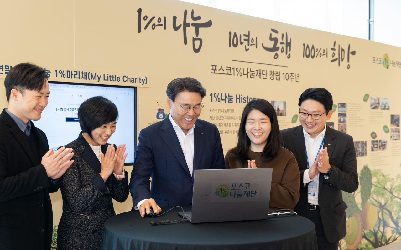 Posco Group CEO Choi Jeong-woo makes a donation via the 1% My Little Charity service during a 10th anniversary ceremony for the Posco 1% Foundation at the Posco office in Seoul, Nov. 8. (Posco Group)