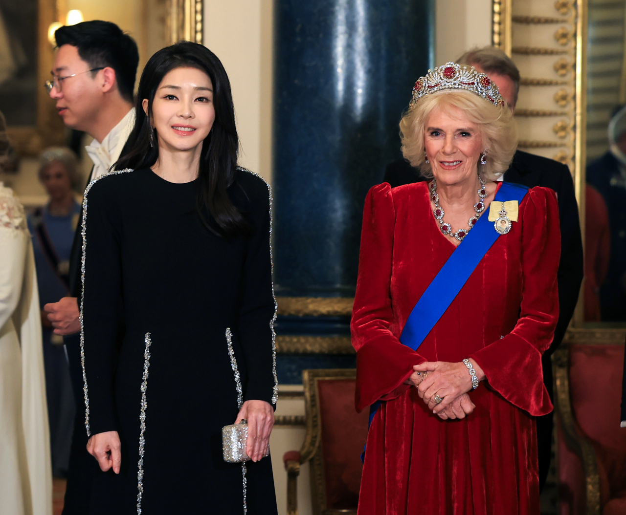 South Korea's first lady Kim Keon Hee (left) and the UK's Queen Camilla pose for a photo during President Yoon Suk Yeol's state visit to the UK on Tuesday. (Joint Press Corps.)