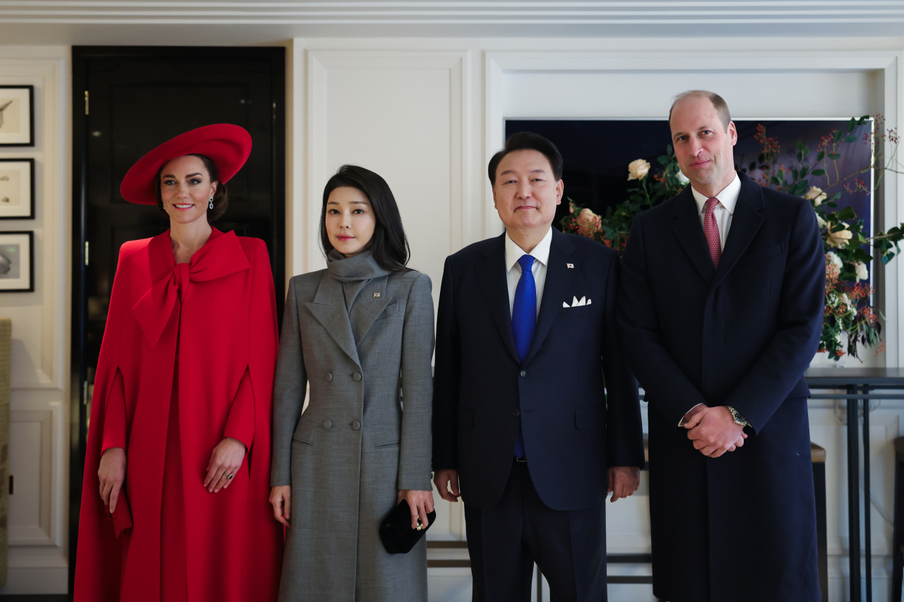 From left: Catherine, Princess of Wales, South Korea's first lady Kim Keon Hee, President Yoon Suk Yeol and Prince William pose for a photo during Yoon's state visit to the UK on Tuesday. (Joint Press Corps)