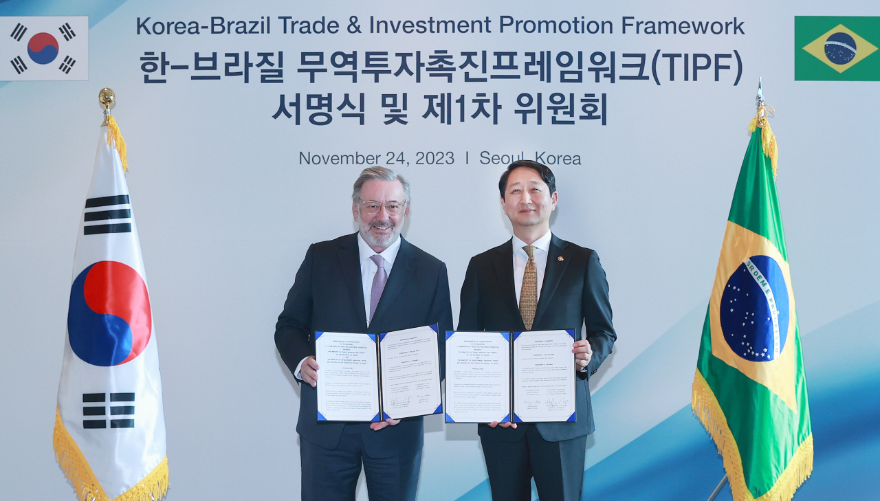 South Korea Trade Minister Ahn Duk-geun (right) and Brazil Vice Minister of Development, Industry, Commerce and Services Marcio Elias Rosa pose for a photo after signing the Korea-Brazil Trade and Investment Promotion Framework at a hotel in Seoul, Friday. (Ministry of Trade, Industry and Energy)