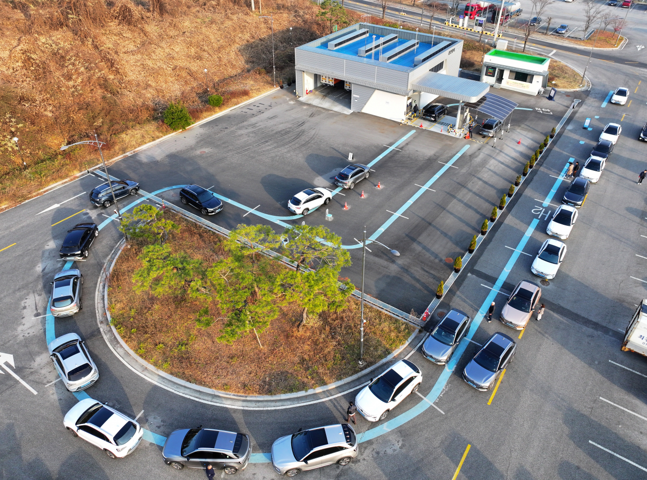 Cars are waiting in line at a hydrogen charging station in Chuncheon, Gangwon Province on Nov. 23. (Yonhap)