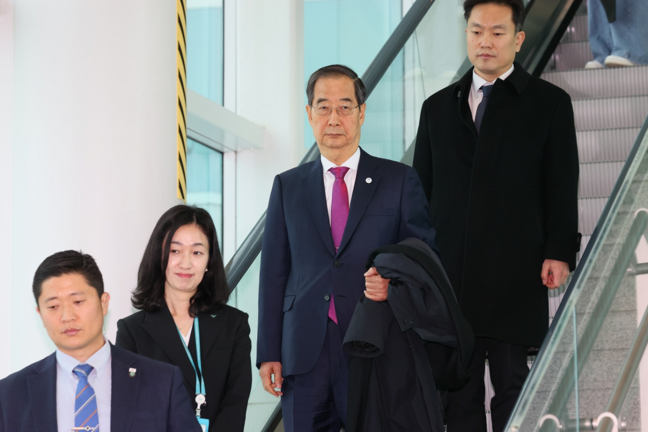 Prime Minister Han Duck-soo (third from left) is seen at Incheon Airport before departing for Paris on Sunday. (Yonhap)