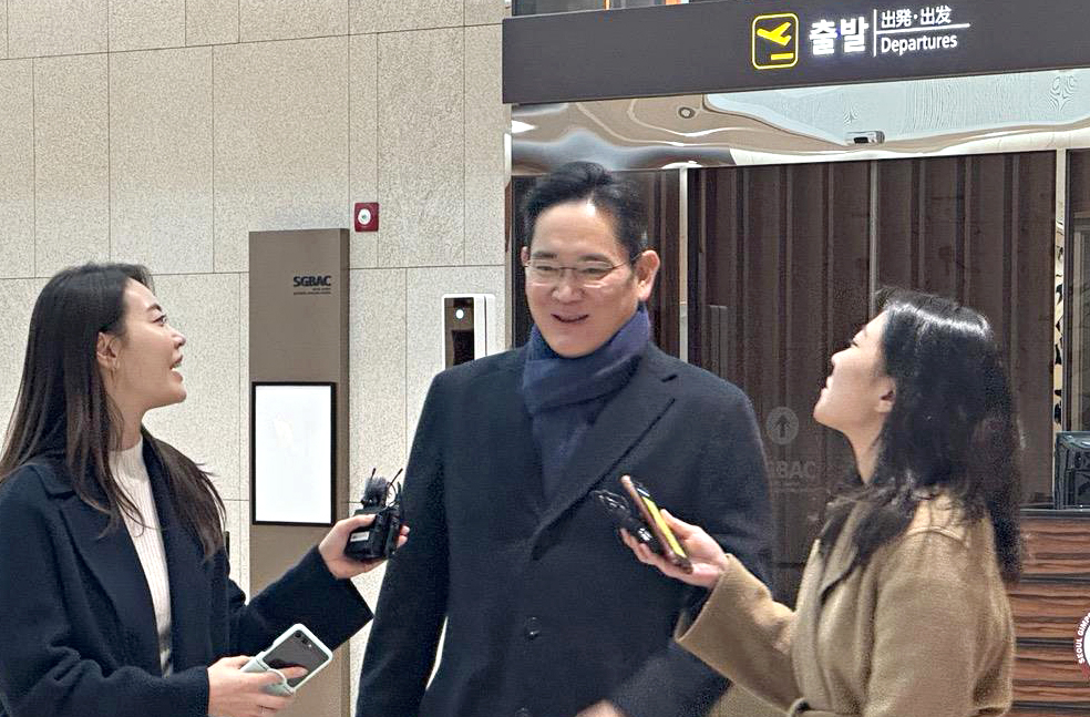 Samsung Electronics Chairman Lee Jae-yong speaks to reporters at Gimpo Airport on Monday. (Yonhap)