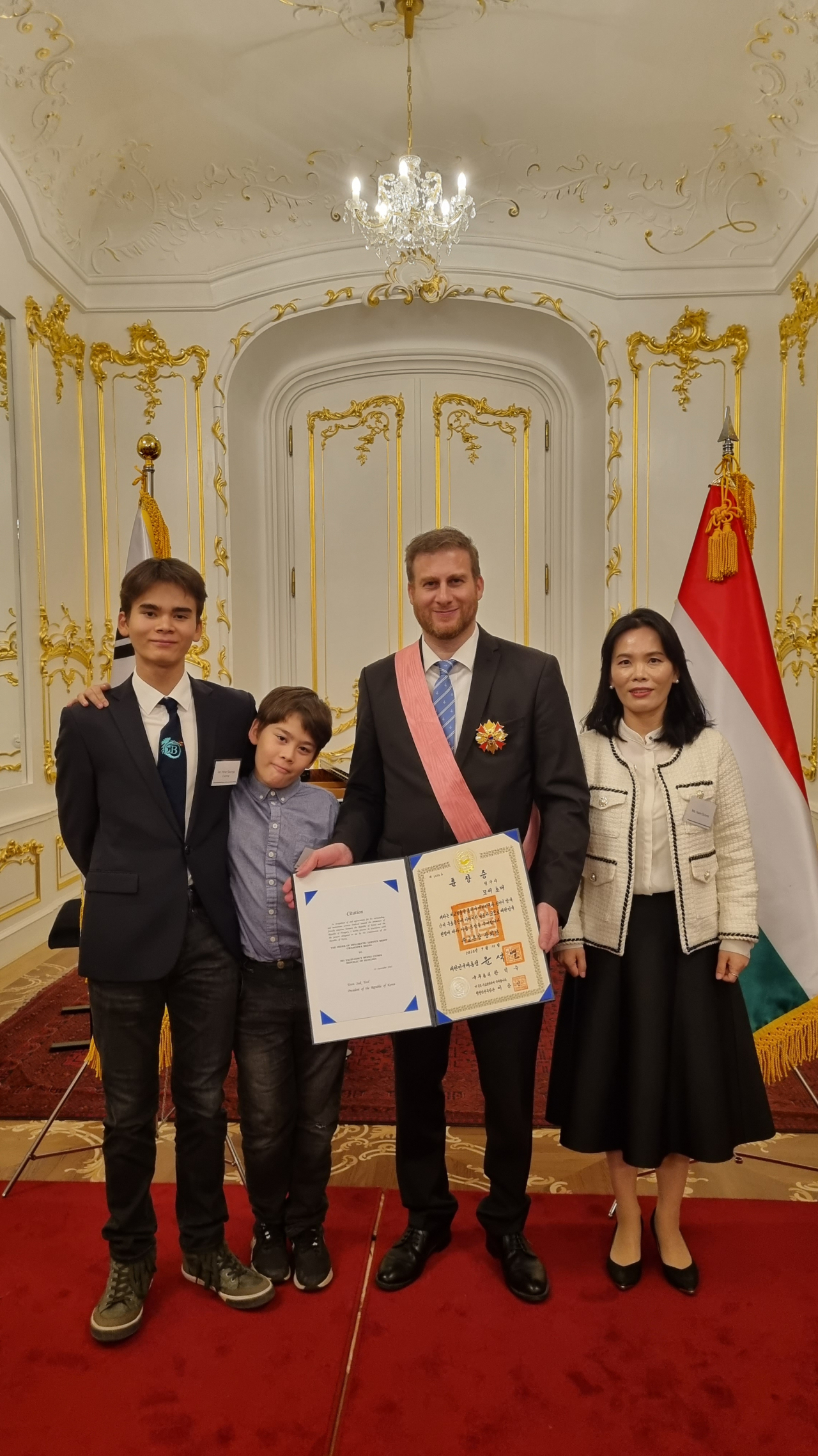 Former Hungarian ambassador to Seoul Mozes Csoma(right) receives the ’Gwanghwa Medal’ in Budapest on Nov. 8 (Karoli Gaspar University).