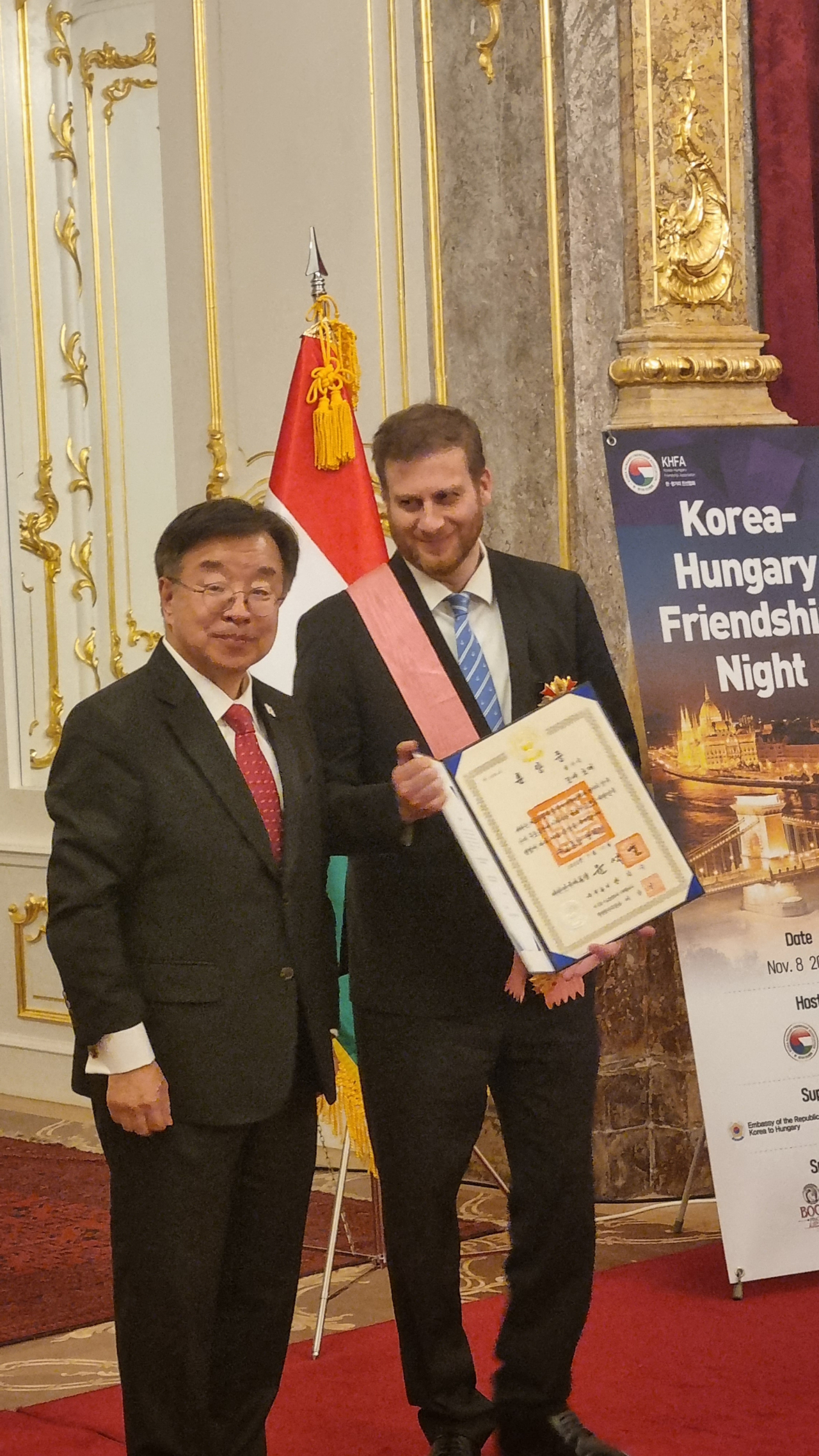 Former Hungarian ambassador to Seoul Mozes Csoma(right) receives the ’Gwanghwa Medal’ in Budapest on Nov. 8 (Karoli Gaspar University).
