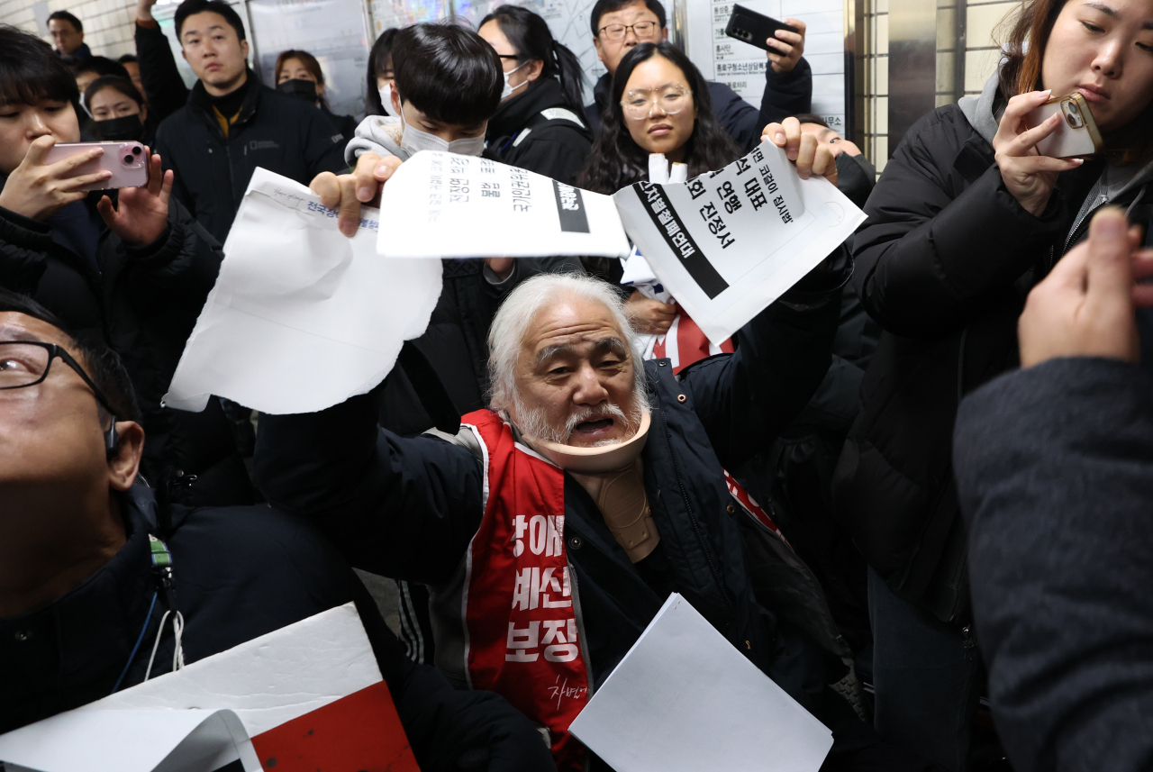 Park Kyoung-seok (center), the 63-year-old leader of Solidarity Against Disability Discrimination, during a demonstration on Tuesday. (Yonhap)