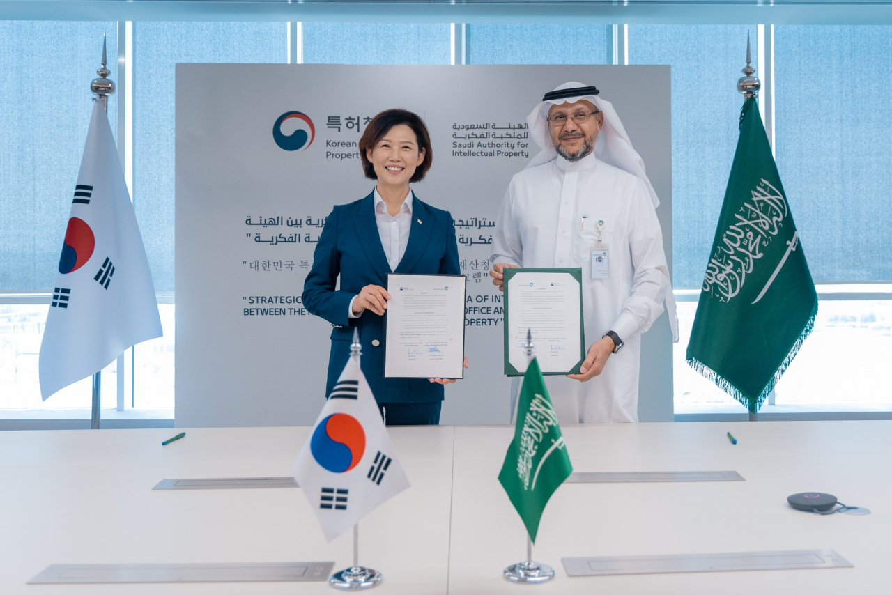 Korean Intellectual Property Office Commissioner Lee Insil (left) and Saudi Authority for Intellectual Property CEO Abdulaziz Alswailem pose for a photo after signing a memorandum of understanding in Saudi Arabia, Oct. 22. (KIPO)