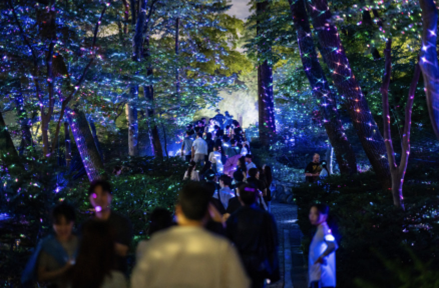 Visitors walk along a path in the grounds of Cheong Wa Dae during a night stroll event that took place in September. (The Ministry of Culture, Sports and Tourism)