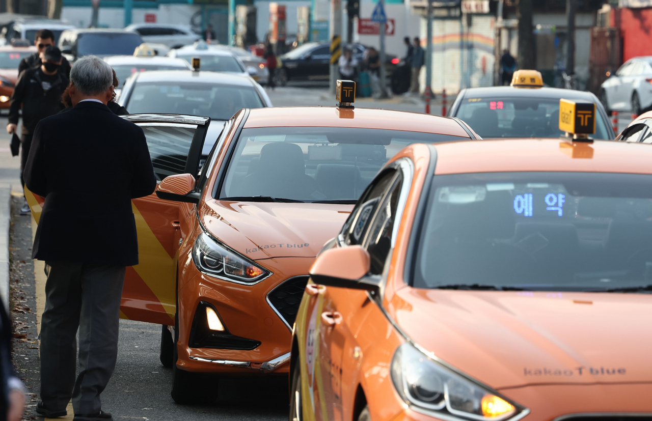 Taxis are parked at Seoul Station in central Seoul on Nov. 2 (Yonhap)