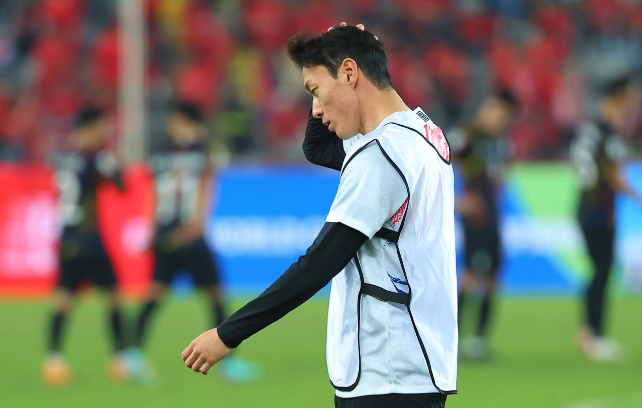 Hwang Ui-jo of South Korea returns to the bench after a warmup during halftime of a World Cup qualifying match against China at Shenzhen Universiade Sports Centre in Shenzhen, China, on Nov. 21, 2023. (Yonhap)