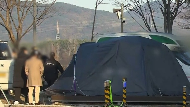 A married couple in their 50s and their grandson were found dead in a tent in Yeoju Gyeonggi Province, Nov. 11, 2023. Police authorities suspect they likely died from carbon monoxide poisoning. (Screenshot from SBS)
