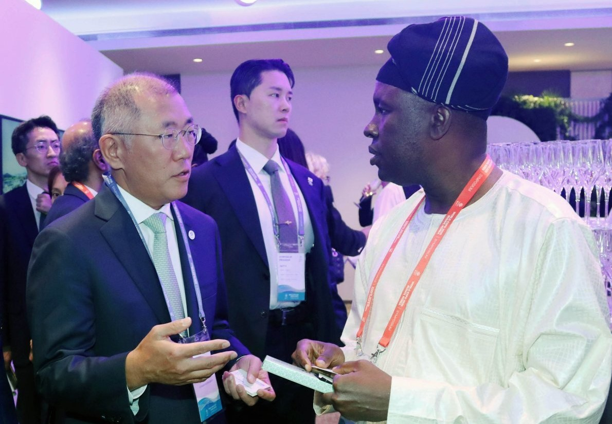 Hyundai Motor Group Executive Chair Chung Euisun (left) talks with a member of a foreign delegation at a banquet in Paris on Oct. 9, the night before a symposium to promote Busan's ultimately unsuccessful bid to host the 2030 World Expo. (Hyundai Motor Group)
