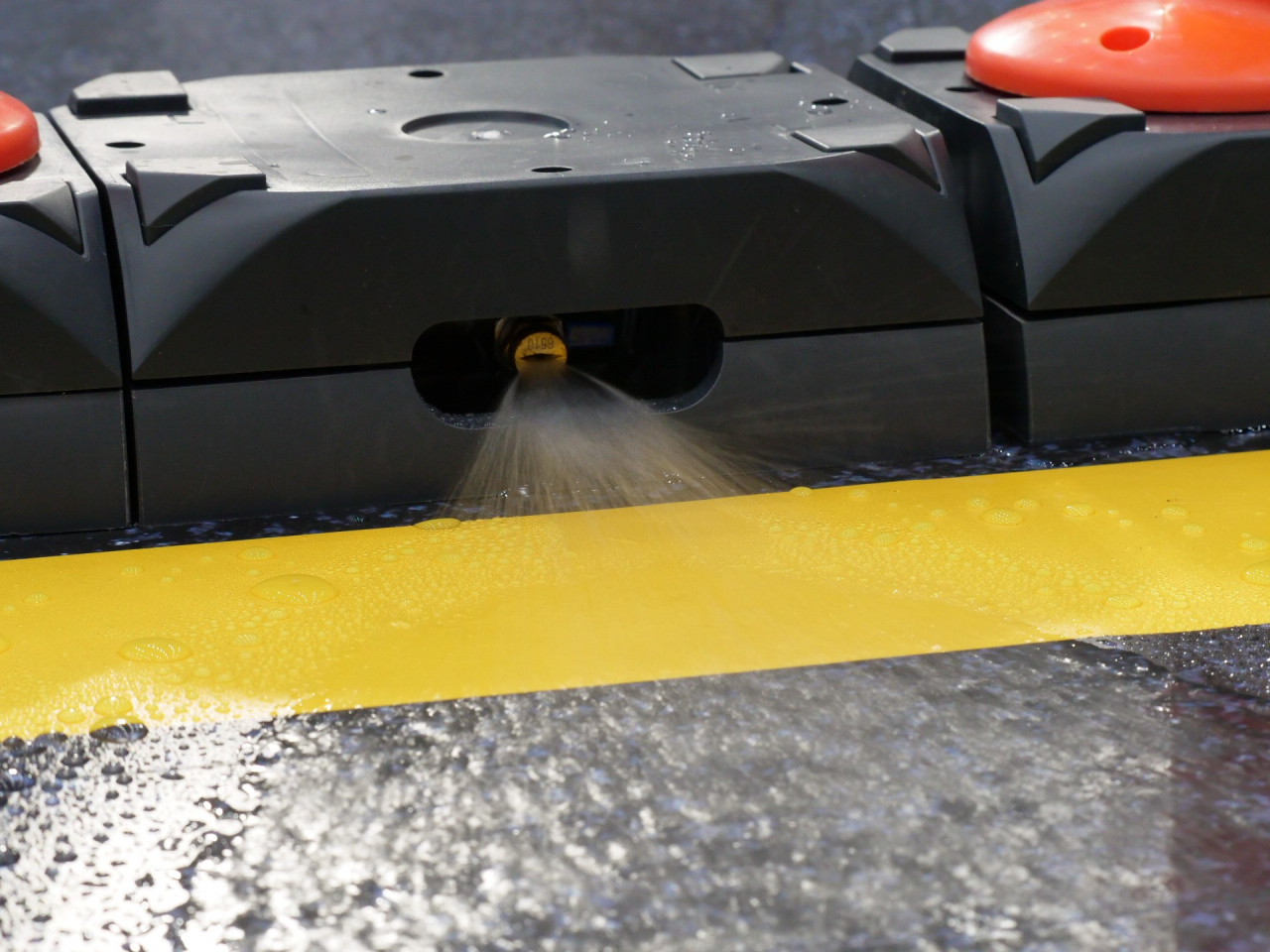 Blakstone's Clean Road System sprays water automatically in the event of fine dust and heat waves. (Blakstone)