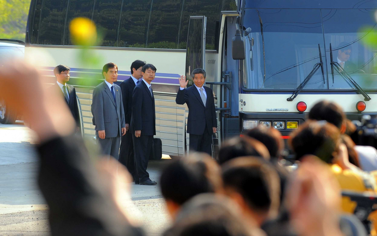 Former President Roh Moo-hyun waves at his supporters at Bongha Village in Gimhae, South Gyeongsang Province, on April 30, 2009, right before leaving for the Supreme Prosecutors' Office in Seoul. (Korea Herald DB)
