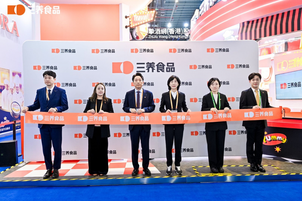 Samyang Roundsquare CEO Kim Jung-soo (fourth from left) attends the 2023 China International Import Expo held in Shanghai in November. (Samyang Roundsquare)