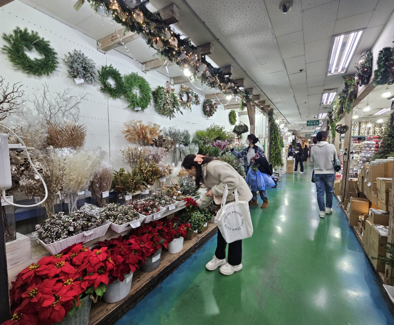 Visitors browse at a Christmas market at the Seoul Express Bus Terminal on Wednesday. (Park Yuna/The Korea Herald)