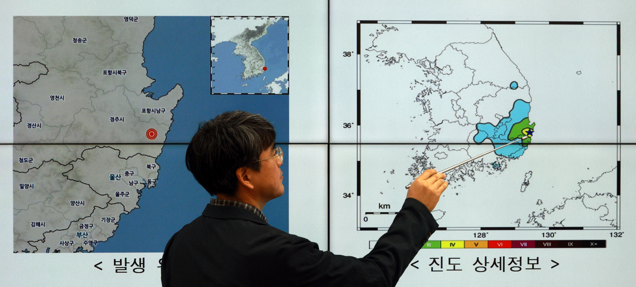 A Korea Meteorological Administration official inspects a map depicting the 4.0 magnitude earthquake that hit Gyeongju on Thursday. (Yonhap)
