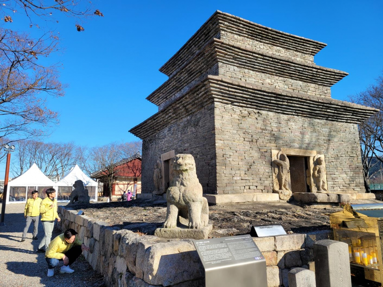 Cultural Heritage Administration officials look for signs of earthquake damage to a historical site in Gyeongju on Thursday. (Yonhap)