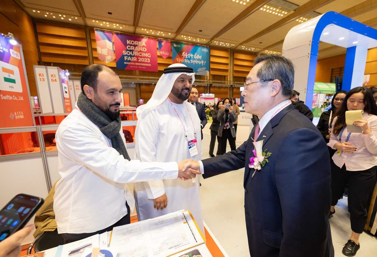 Korea International Trade Association Chairman Christopher Koo (right) looks around exhibition booths at the Korea Grand Sourcing Fair 2023 held at Coex in southern Seoul on Wednesday. (KITA)