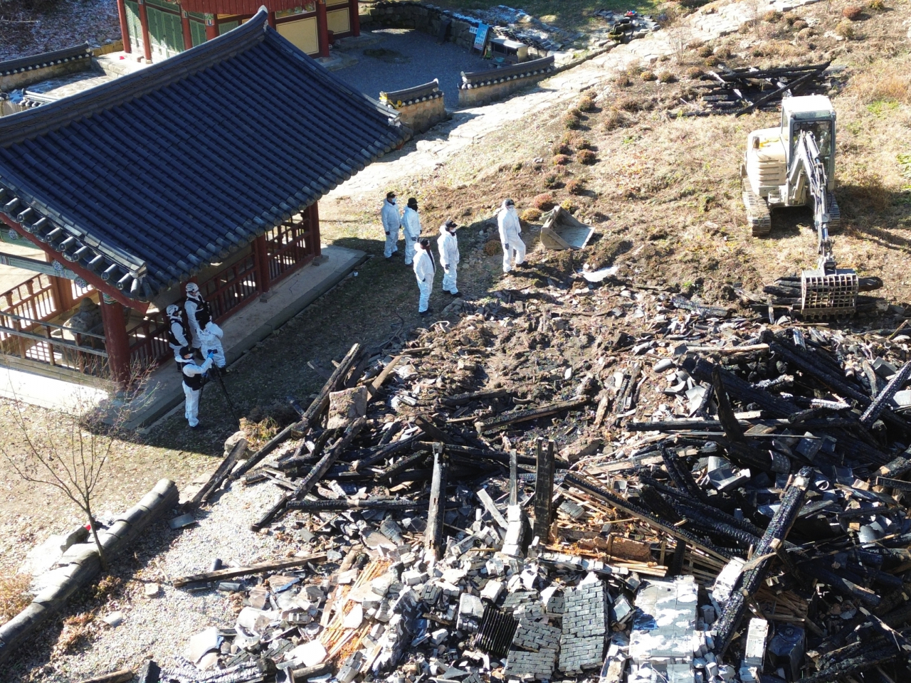 Investigators from the National Forensic Service examine the site of a fire at a dormitory for Buddhist monks at Chiljangsa in Anseong, Gyeonggi Province, Thursday. (Yonhap)