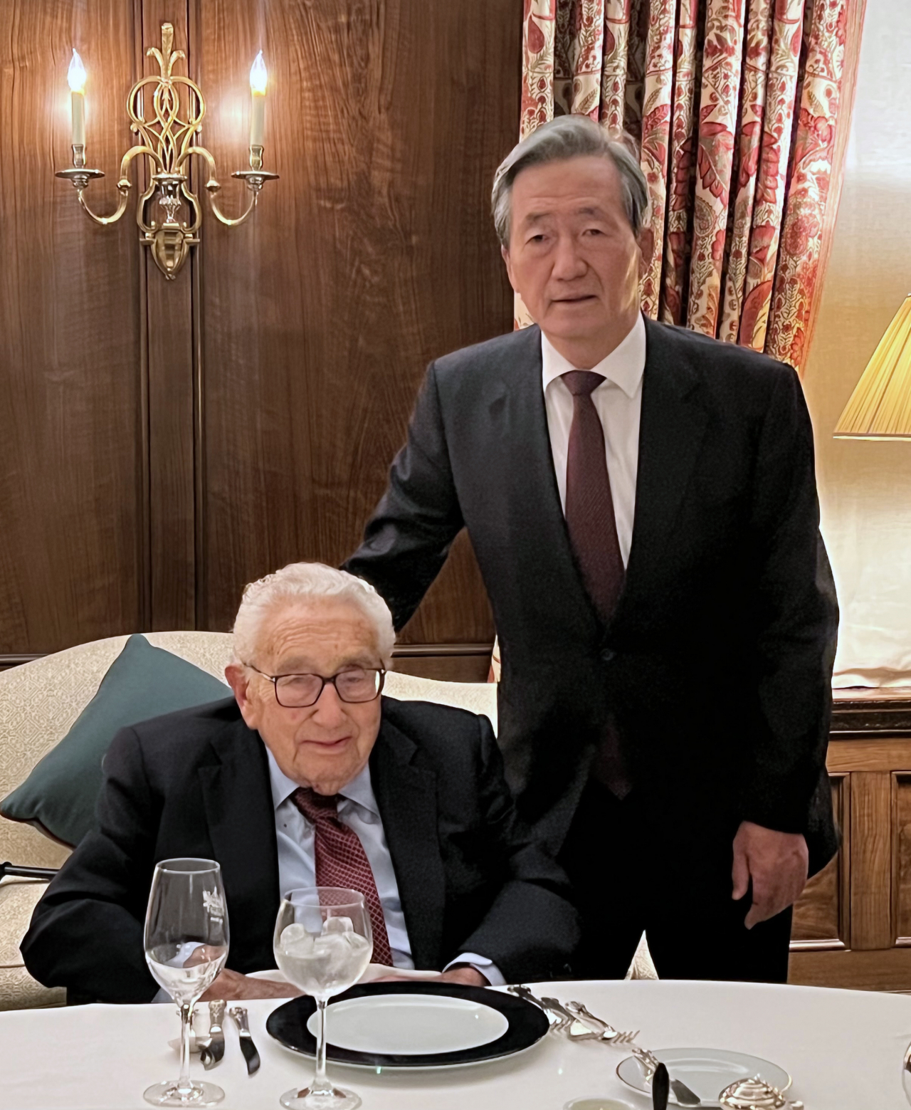 Chung Mong-joon (right), the honorary chairman of the Asan Institute of Policy Studies, and Henry Kissinger pose for a photo during their luncheon in New York on Jan. 5. (Asan Institute of Policy Studies)