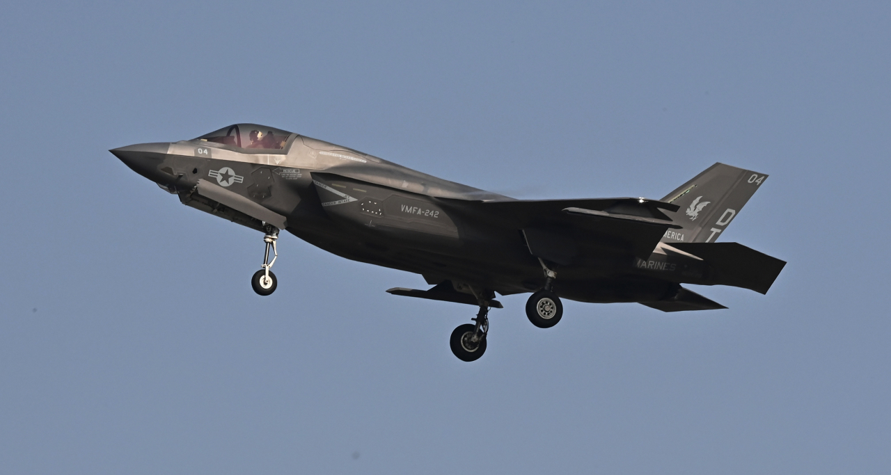 A U.S. Marine Corps F-35B stealth fighter lands at the U.S. Osan Air Base in Pyeongtaek, south of Seoul, on Oct. 30, as South Korea and the United States launched the five-day Vigilant Defense 24, a joint large-scale aerial exercise involving stealth fighter jets, to enhance combined operational capabilities against North Korean military threats. (Newsis)