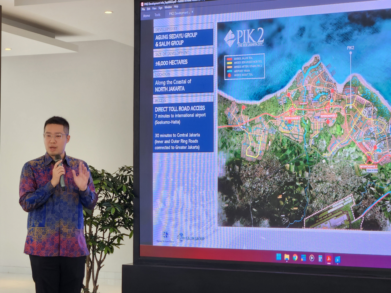 Steven Kusumo, CEO of Agung Sedayu Group, delivers a presentation on the Pantai Indah Kapuk 2 development project, at the Marketing Gallery Sedayu Indo City in Jakarta, Indonesia, Friday. (Song Seung-hyun/The Korea Herald)