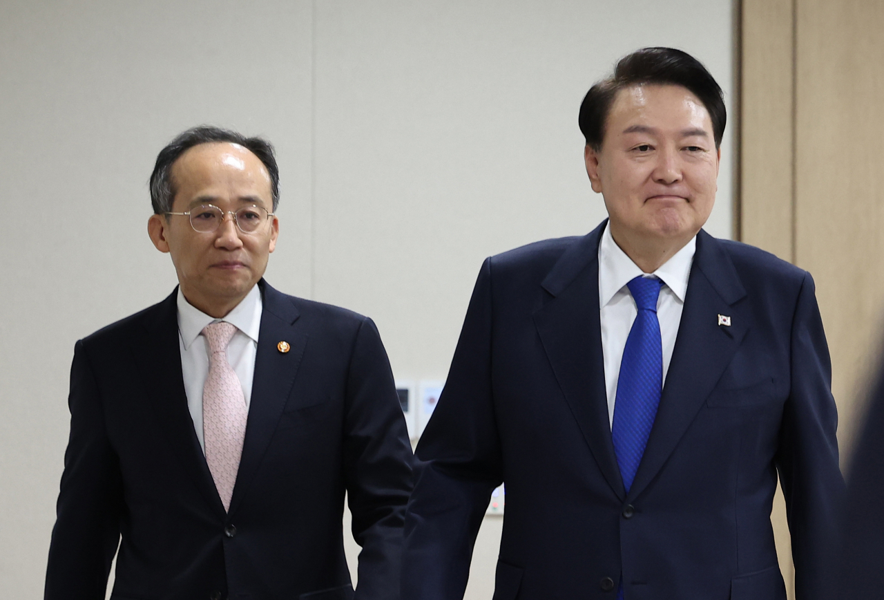 President Yoon Suk Yeol (R) enters a Cabinet meeting at the presidential office in Seoul on Nov. 28, 2023, followed by Finance Minister Choo Kyung-ho. (Yonhap)