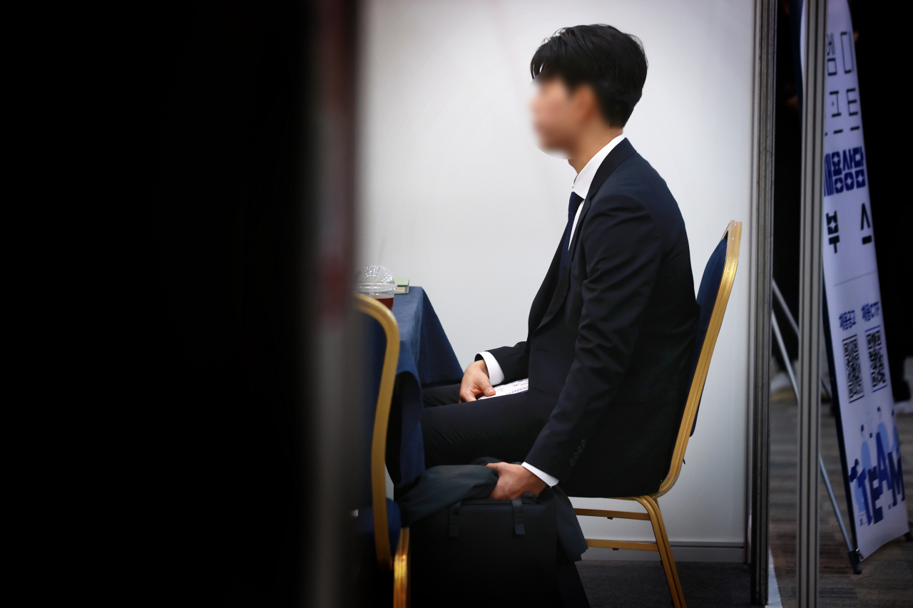 A job seeker has an interview at a job fair held in Gangnam-gu, Seoul on Nov. 1, 2023. (Yonhap)