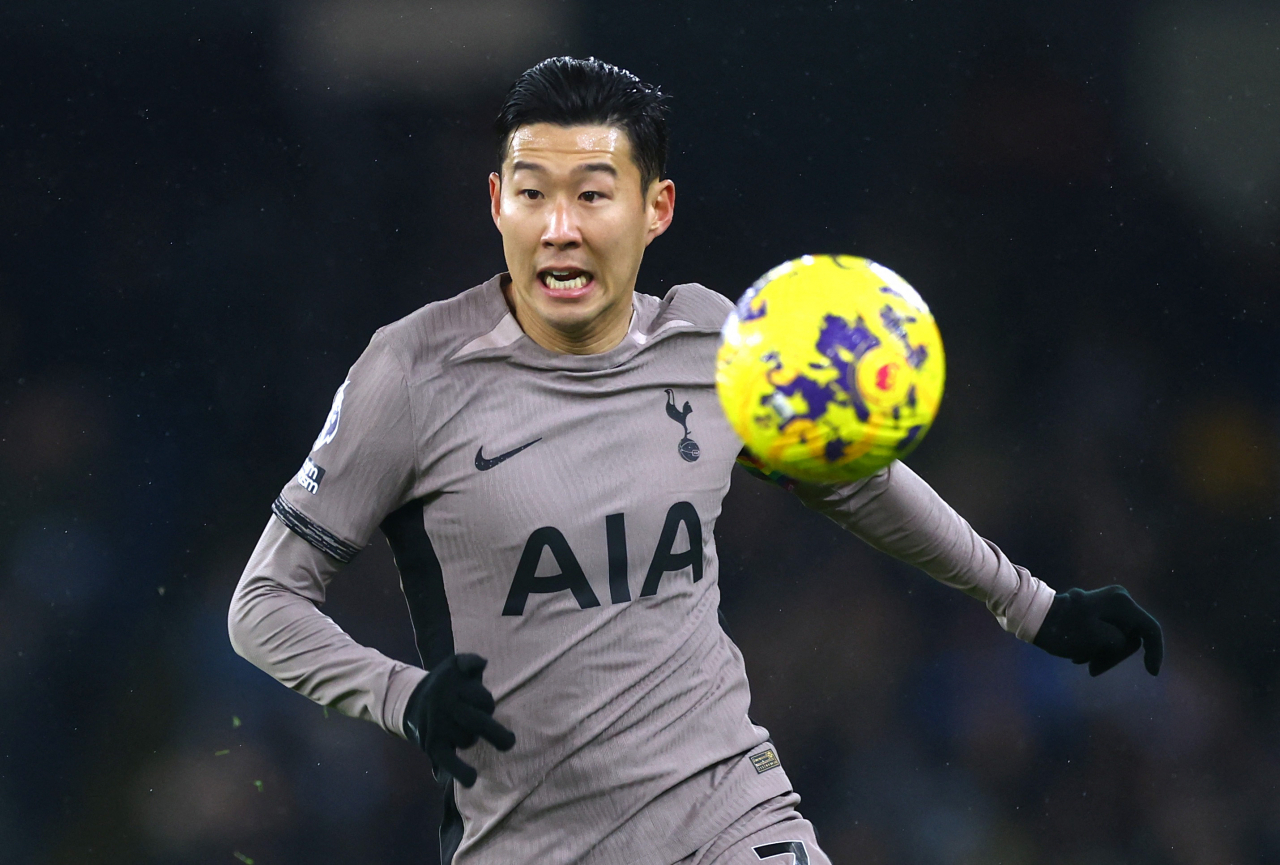 Son Heung-min of Tottenham Hotspur chases the ball during a Premier League match against Manchester City at Etihad Stadium in Manchester, England, on Sunday. (Yonhap)