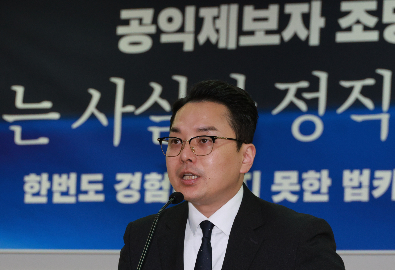 Former Gyeonggi government employee who blew the whistle over alleged official credit card misuse by opposition leader Lee Jae-myung's wife while Lee was serving as Gyeonggi governor. (Yonhap)