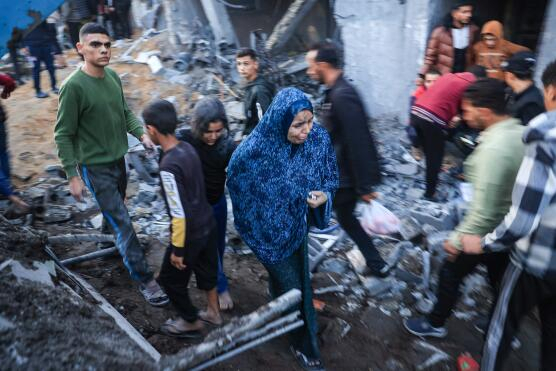 Palestinians check the damages after an Israeli strike in Rafah in the southern Gaza Strip on Sunday, amid a continued offensive on the enclave. (AFP-Yonhap)